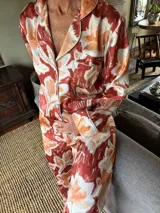 Pijama de seda estampado, compuesto por una camisa de manga larga con botones y un pantalón recto con elástico en la cintura.