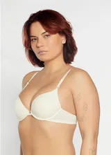 Soutien de microfibra color hueso, sin costura, preformado, con aro y copa push up. Breteles regulables.