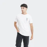 Remera de corte regular fit color blanco, con cuello redondo y manga corta. Presenta un estampado vertical pequeño en el lado izquierdo del pecho con el logo de la marca y elementos gráficos circulares.