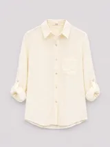 Camisa de corte clásico confeccionada en algodón con textura geométrica en relieve. Presenta cuello camisero, cierre frontal con botones, bolsillo en el pecho y mangas largas con sistema de ajuste mediante botón.