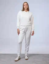 Pantalón jogger negro, marca Match Fit, con pretina ancha elastizada, lazo de ajuste, bolsillos delanteros y puños elastizados en los tobillos.