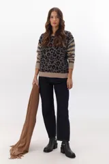 Jean de mujer color azul oscuro, de corte recto, con tiro medio y costuras en contraste color amarillo.