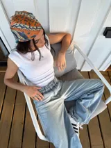 Pantalón jean celeste de corte ancho, estilo balloon.