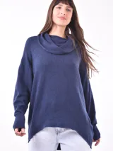 Sweater azul oscuro con cuello drapeado y corte asimétrico.