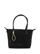 Cartera de hombro tipo tote bag de poliéster engomado color negro, con compartimiento principal con cierre de cremallera, bolsillo interior y bolsillo trasero. Incluye asas de hombro y un llavero decorativo en tono claro con nudo.