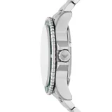 Reloj analógico Emporio Armani World Explorer con caja de acero inoxidable de 42mm, esfera color verde con tecnología solar y pulsera de eslabones de acero plateado. Cuenta con bisel giratorio, índices luminiscentes y resistencia al agua de 100 metros.
