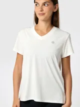 Remera deportiva de manga corta y cuello en V color blanco, confeccionada con tecnología Aircool. Presenta un pequeño logo reflectante en el pecho.