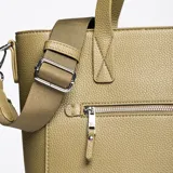 Cartera tipo shopper marca XL, color verde oliva, con textura granulada. Cuenta con doble asa de mano, correa ajustable extraíble, bolsillo frontal con cierre metálico y logo de la marca grabado en el frente.