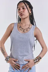 Musculosa básica de morley gris melange, con escote redondo y tiras anchas.