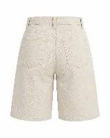 Bermuda de jean color beige, de tiro alto y corte ancho hasta las rodillas, con bolsillos laterales y traseros, y cierre frontal con botón y cremallera.