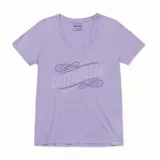 Remera de cuello en V y manga corta, color lila, con estampado gráfico de la marca Caterpillar en el pecho.