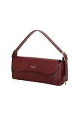 Cartera tipo bandolera de cuero sintético color bordó, de diseño estructurado alargado con solapa frontal, manija corta ajustable y detalles metálicos plateados.