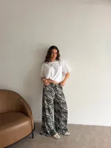 Pantalón ancho de tiro alto con estampado animal print tipo cebra en blanco y negro, confeccionado en viscosa.