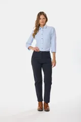Pantalón recto de gabardina azul con spandex y elástico en la cintura.