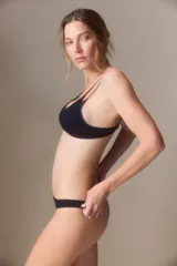 Soutien tipo triangulito con tazas soft, confeccionado en algodón con elastano. Presenta breteles finos regulables y un diseño básico y cómodo.