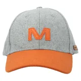 Gorro tipo jockey de Merrell con diseño bicolor, cuerpo en color gris y visera curva en color naranja. Presenta una letra M bordada en el frente y una pequeña etiqueta de cuero sintético en el lateral.