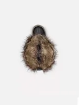 Bota de invierno Sorel modelo Joan of Arctic, de caña alta, confeccionada en ante impermeable con ribete de piel sintética en la parte superior. Presenta un diseño acordonado con ojales metálicos, base de caucho vulcanizado impermeable y suela con dibujo de espiga para mayor tracción.