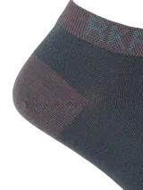 Calcetines tobilleros grises con talón y puntera en color marrón.