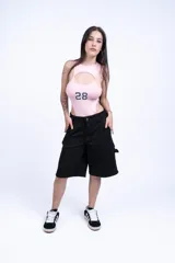 Body negro con recorte en el pecho y estampado del número 28 en rosa. Short negro de jean con bolsillos.