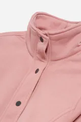 Tapado negro de poliéster con cuello solapa, doble botonadura, cinturón y bolsillos laterales.