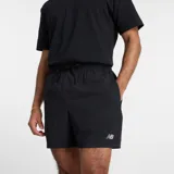 Short deportivo negro de poliéster reciclado con tecnología NB DRY de secado rápido, calzoncillo interior incorporado, bolsillos laterales, bolsillo oculto en el lado derecho, cordón de ajuste exterior y logo reflectante.