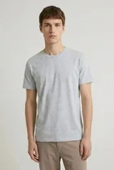 Remera de cuello redondo y manga corta, confeccionada en algodón de alta calidad con un diseño liso y corte clásico.