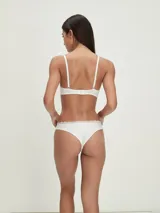 Bombacha tipo vedetina de algodón acanalado color blanco, con detalle de puntilla en la cintura.