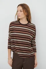 Remera de manga larga con diseño de rayas horizontales en tonos marrones, beige y rojizos. Presenta cuello redondo y un detalle bordado en el pecho.