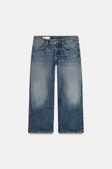 Jeans de tiro bajo con diseño wide leg y largo cropped. Presenta cinco bolsillos, trabillas para cinturón y cierre frontal con cremallera y botón metálico.