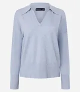 Suéter de punto color celeste, con cuello polo y escote en V. Presenta mangas largas con puños acanalados y terminación de basta también acanalada, ofreciendo un calce cómodo y versátil.