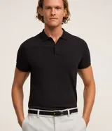 Remera polo slim negra de algodón con textura acanalada, cuello clásico con botones y mangas cortas.