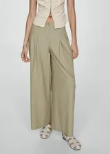 Pantalon wideleg de tiro medio, color verde oliva, con pinzas delanteras, trabillas para cinturon y bolsillos laterales.