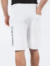 Short de algodón con cintura elástica, bolsillos laterales y logo de la marca bordado en la pierna.