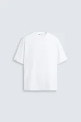 Camiseta de algodón de gramaje pesado, con cuello redondo y manga corta, de corte regular.