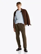 Remera celeste de manga larga con corte extra slim.