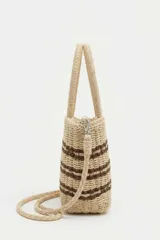 Bolso tipo shopper tejido en tono beige con detalles de rayas horizontales marrones, doble asa rígida de mano y correa larga ajustable y desmontable.