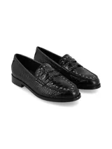 Mocasines negros de cuero con textura simil cocodrilo, adornados con tachas metálicas en los bordes y en la tira del empeine.