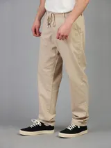 Pantalón de vestir gris con corte recto, cintura con cordón ajustable y bolsillos laterales.
