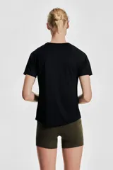Remera deportiva negra de corte ajustado, cuello redondo y mangas raglán cortas. Confeccionada en tejido funcional DryMove™ que ayuda a absorber el sudor.