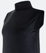 Vestido midi negro de suedine, sin mangas, con cuello alto acanalado y aberturas laterales.