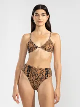 Conjunto de bikini con estampado animal print en tonos marrón y negro. El corpiño es de triángulo con tirantes finos y la bombacha es de tiro alto.