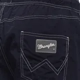Short de baño azul marino con cintura elástica ajustable con cordón, bolsillos laterales y logo de Wrangler estampado en blanco en la pierna izquierda.