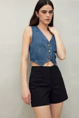 Short de algodón negro, de tiro medio, con bolsillos delanteros y traseros.