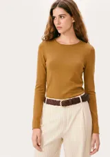 Blusa de punto tejido liviano color marrón, de corte ajustado, con cuello redondo y mangas largas.