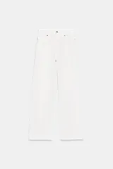 Jeans de tiro alto con corte wide leg y largo completo. Presenta diseño de cinco bolsillos, trabillas en la cintura y cierre frontal con cremallera y botón, con un acabado de efecto lavado.