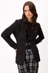 Blazer de largo medio con solapas clásicas, diseño sin cruce frontal y cinto de cuero fino incorporado a la cintura. Cuenta con bolsillos laterales con solapa.