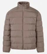 Campera acolchada tipo puffer, color marrón topo, con cuello alto y cierre frontal de cremallera. Presenta costuras horizontales que crean un efecto acolchado.