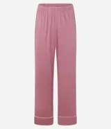 Conjunto de pijama americano largo color rosa, compuesto por camisa de manga larga con cuello solapa, abotonado delantero y pantalón con cintura elástica. Ambas prendas tienen detalles de vivos y botones contrastantes en color blanco.