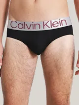 Pack de tres slips Calvin Klein modelo Steel Micro, color negro, confeccionados en microfibra con cinturilla elástica ancha de color gris metalizado con el logo de la marca repetido.