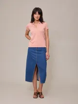 Falda midi de jean azul claro con corte en el centro del frente.